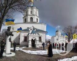 Чернігівці прийшли з поклоном до Мазепи - фото, відео Чернігівці прийшли з поклоном до Мазепи - фото, відео